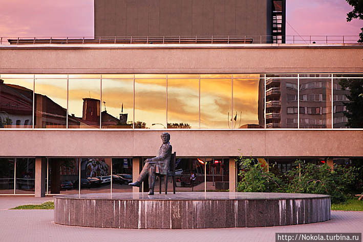 Памятник актеру и режиссеру Юозасу Мильтинису Памятник актеру и режиссеру Юозасу Мильтинису