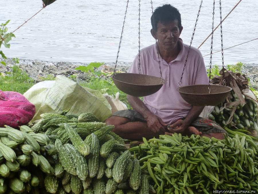 Торгует неведомыми овощами и улыбается так хитренько Калутара, Шри-Ланка
