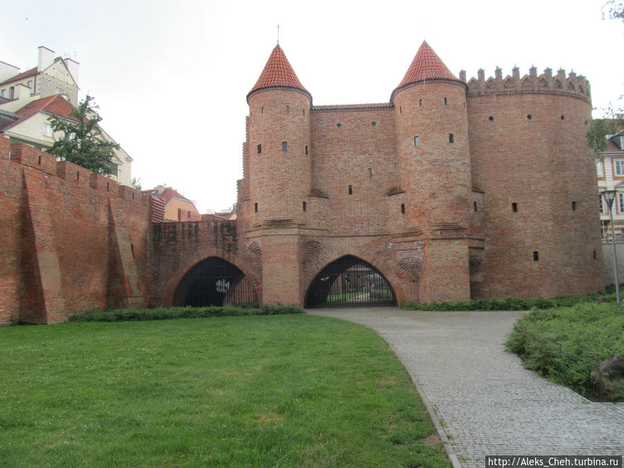 Остатки оборонных сооружений, городских стен, барбакана Варшава, Польша