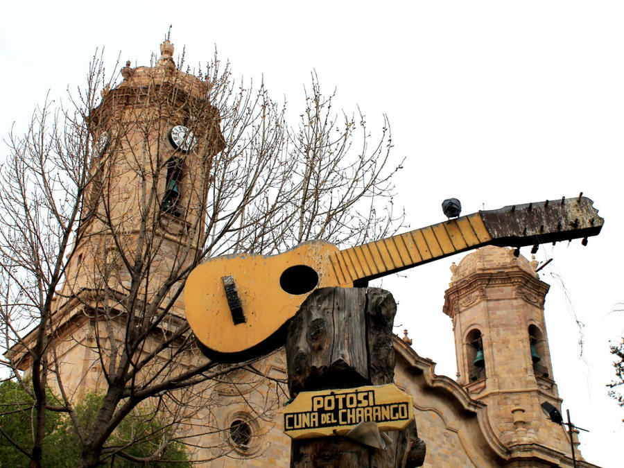 Кафедральный собор — вид с Plaza 10 de Noviembre, через один из ее памятников Потоси, Боливия