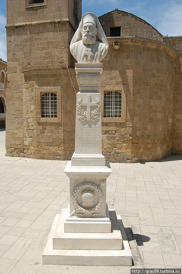 Памятник архиепископу Софронию Никосия, Кипр