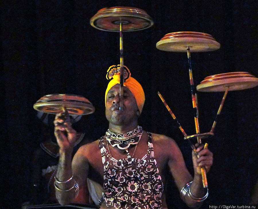 Танец «Рабан» с покачиваниями под исполнение баллады и перестук барабанов. Это даже скорее не танец, а цирковой номер с крутящимися тарелочками. Канди, Шри-Ланка