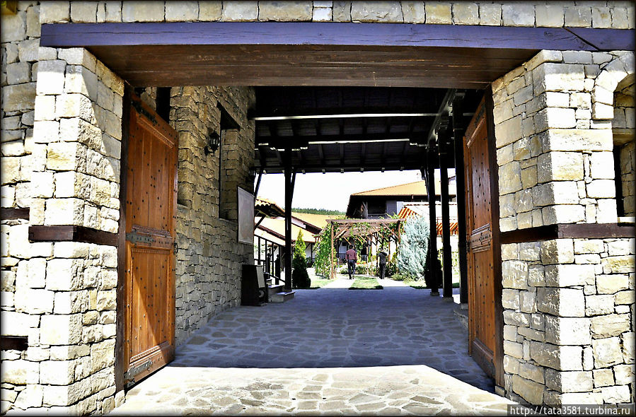 Входные ворота в отель Арбанаси, Болгария