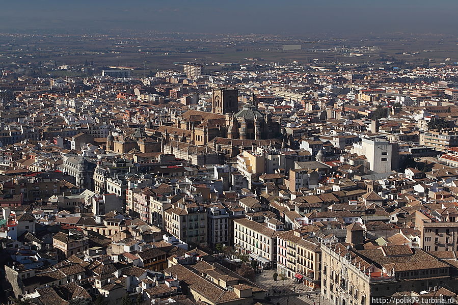 Вид с башен Алькасабы — самой старой части крепости. В центре — Кафедральный собор. В Королевской капелле при нем похоронены Изабелла Кастильская и ее муж, Фердинанд Арагонский — покорители Гранады, покровители Колумба. Вид с башен Алькасабы — самой старой части крепости. В центре — Кафедральный собор. В Королевской капелле при нем похоронены Изабелла Кастильская и ее муж, Фердинанд Арагонский — покорители Гранады, покровители Колумба.
