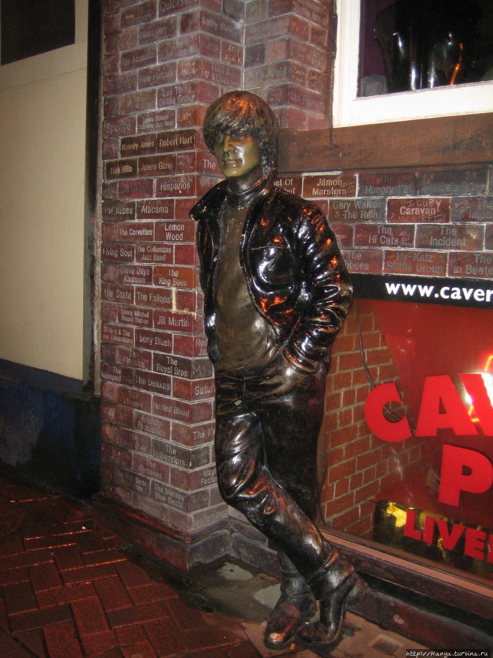 Живой Джон Леннон на Мэтью стрит в Ливерпуле Ливерпуль, Великобритания