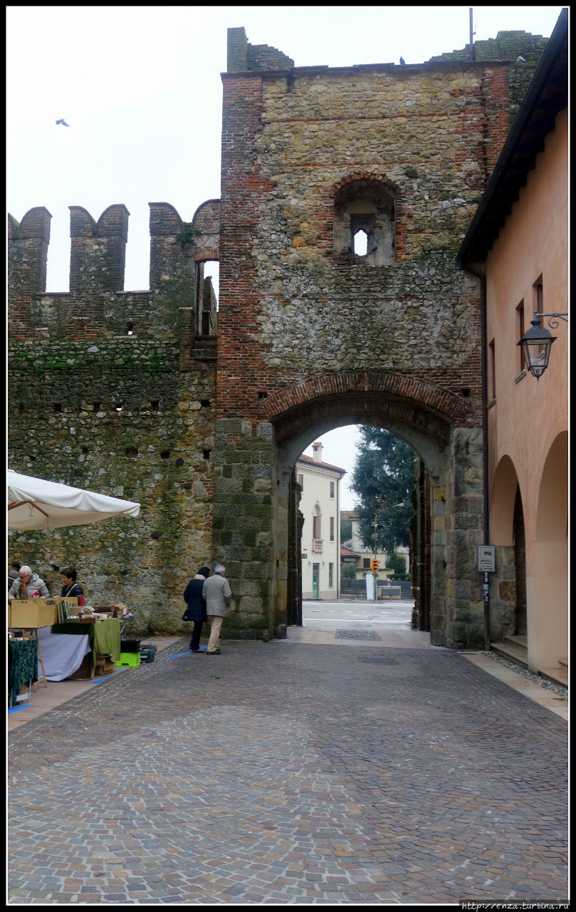 Маростика. Шахматы, замки, стены, черешня и блошиный рынок Маростика, Италия
