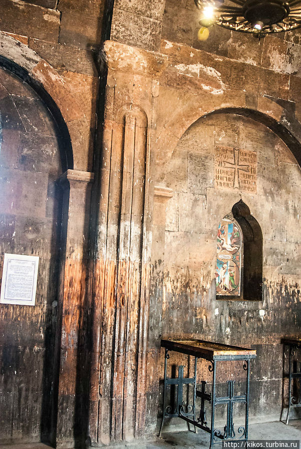 Полосы на стенах — следы от пальцев рук молящихся... Армения