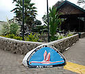 У входа в Lake Nakuru Lodge