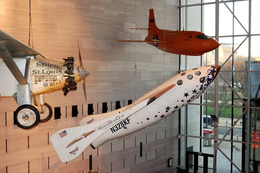 SpaceShipOne, а на заднем плане — экспериментальный ракетный самолет X-1, на котором летчик Чак Игер в 1947-м году впервые превысил скорость звука. Вашингтон, CША