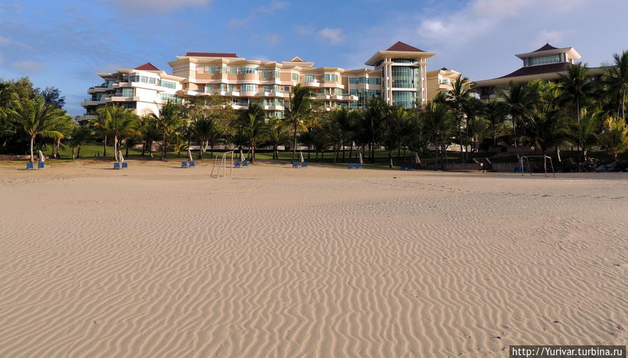 Народа в отеле почти нет. На пляжный песок давно не ступала нога человека Муара, Бруней