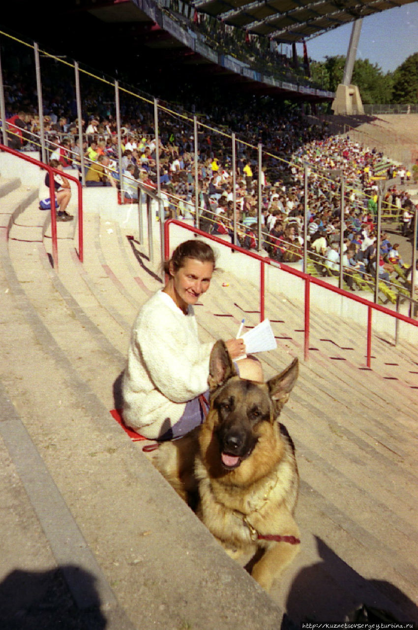 Арчер с Ириной на стадионе в Карлсруэ во время Зигера Карлсруэ, Германия Арчер с Ириной на стадионе в Карлсруэ во время Зигера Карлсруэ, Германия