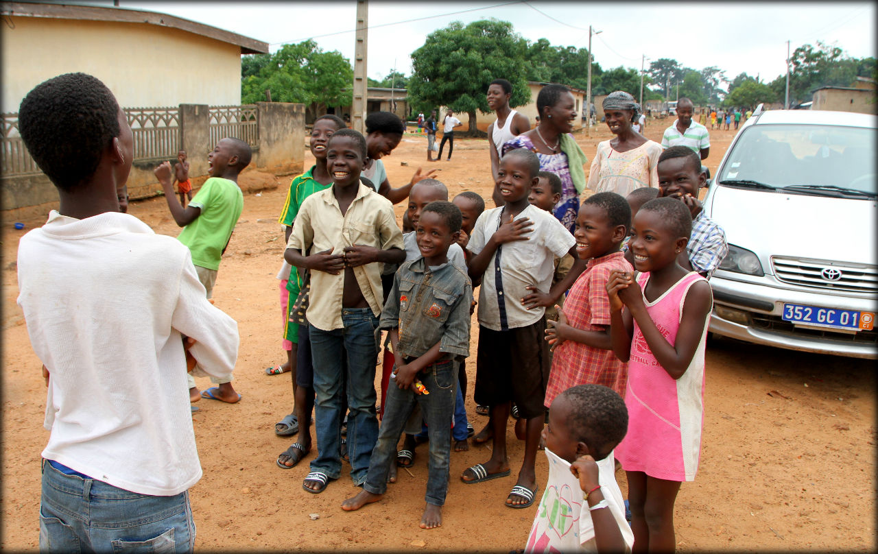 В ожидании танца или дети народа Бауле Гбоми-Кондеяокро, Кот-д'Ивуар