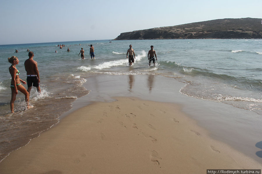Народ по косе пытается перейти на островок Остров Родос, Греция