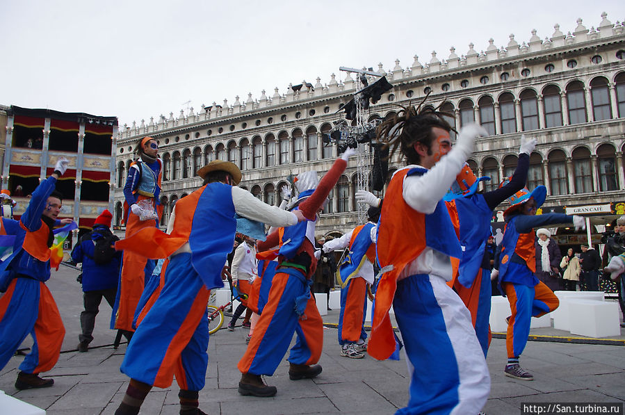 В шествии принимают участие только самодеятельные коллективы. Вот один из них, приехавший, кажется, из Испании.Очень зажигательные танцы. В шествии принимают участие только самодеятельные коллективы. Вот один из них, приехавший, кажется, из Испании.Очень зажигательные танцы.