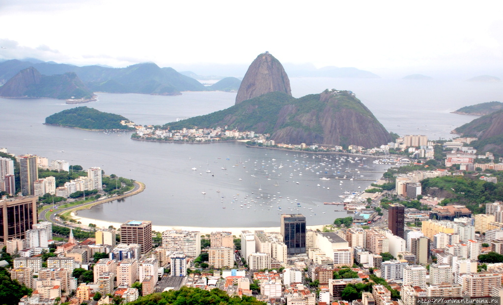 Вот он — классический вид города со смотровой площадки у подножия Иисуса Христа Рио-де-Жанейро, Бразилия