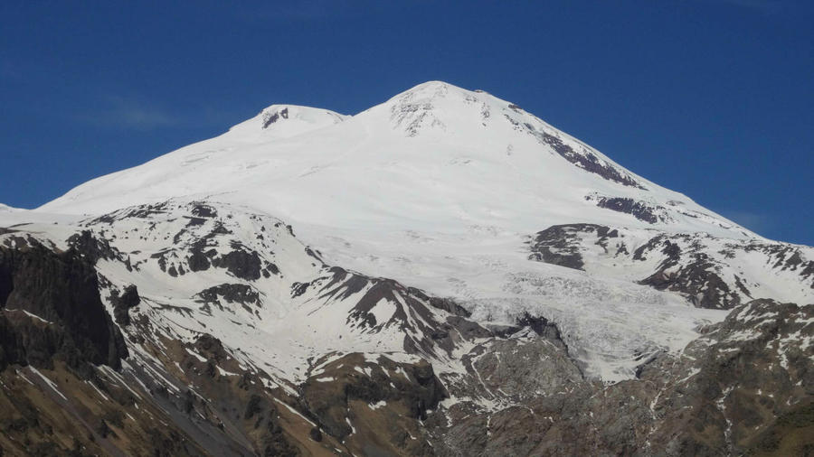 приближая виден ледник Эльбрус (гора 5642м), Россия
