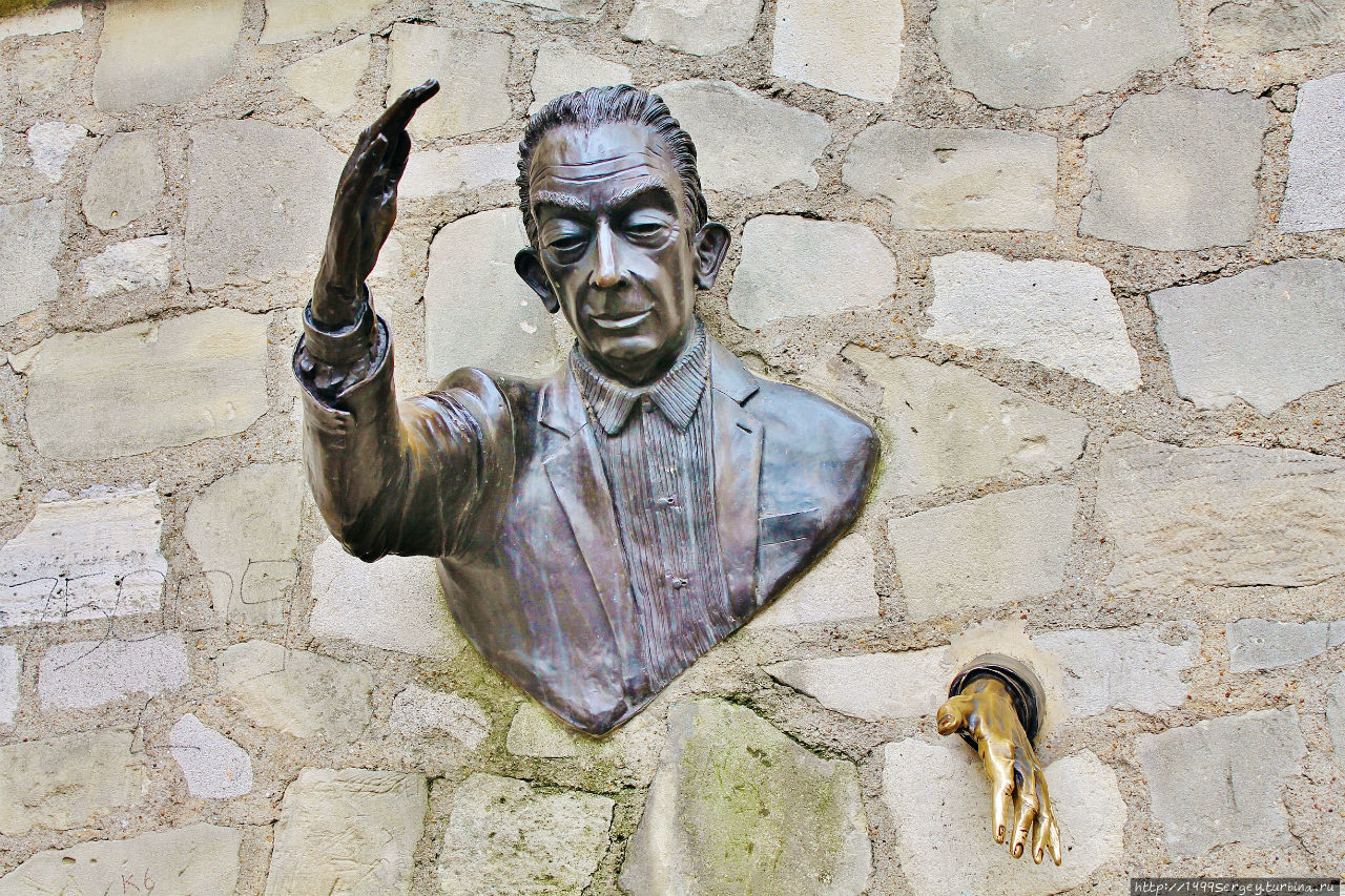 Человек, проходящий сквозь стену Париж, Франция