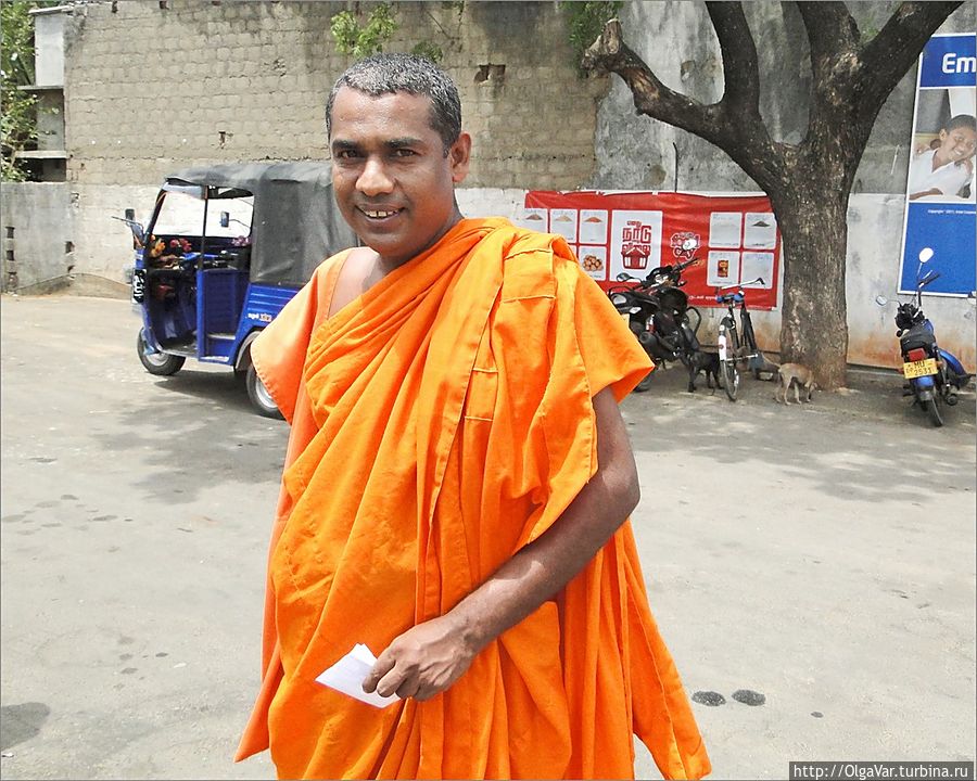 А вот у буддистского монаха, не знаю, каким ветром его занесло в Тринкомали, цвет одежды традиционно оранжевый