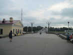 Направляемся по пешеходному мосту на правый берег Волхова к Ярославову дворищу.