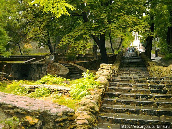 А подняться я решила по совсем другой лестнице — маленькая, но совсем уютная. А подняться я решила по совсем другой лестнице — маленькая, но совсем уютная.