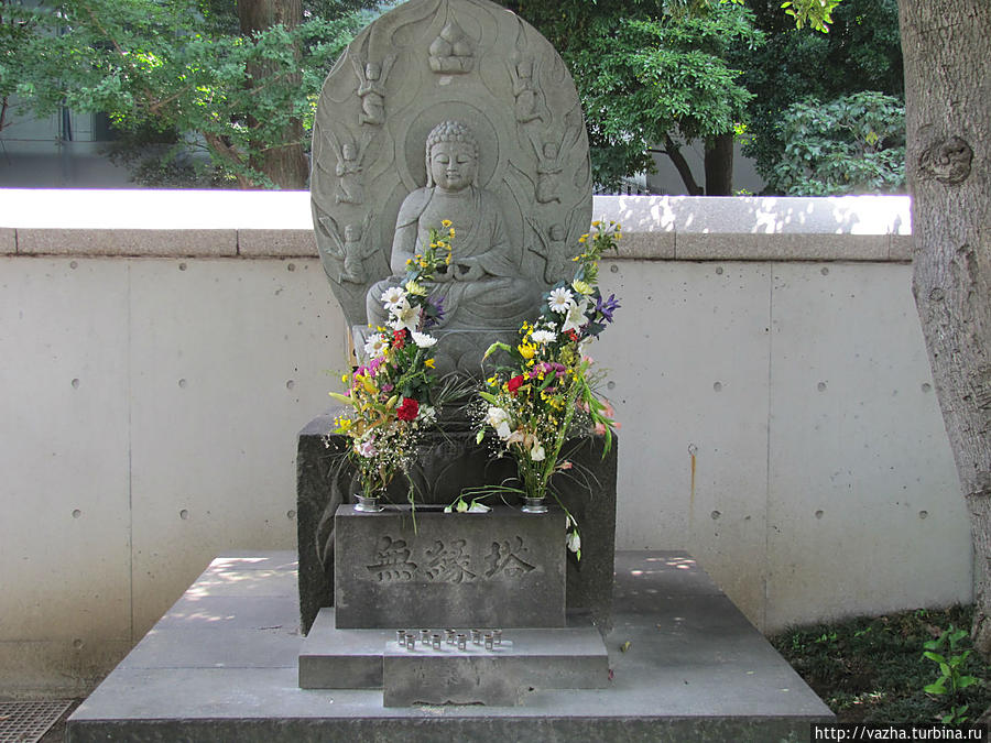Храм и кладбище при храме. Токио, Япония