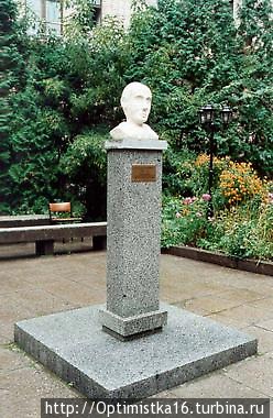 Памятник в Москве Раулю В