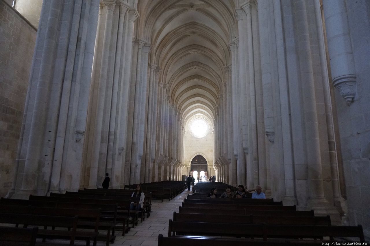 Монастырь Алкобаса – одно из семи португальских чудес Алкобаса, Португалия
