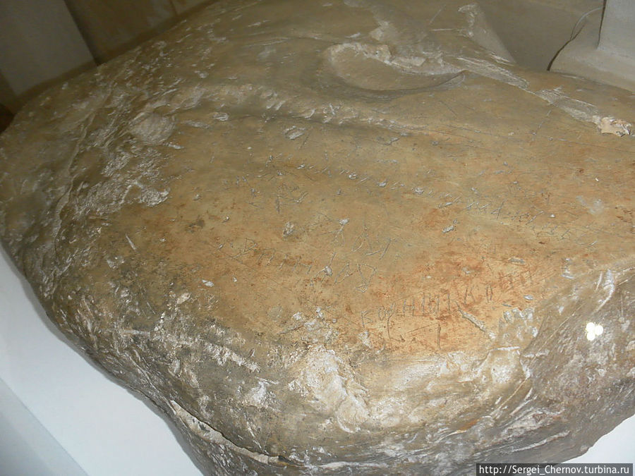 Камень с древнерусскими надписями — экспонат музея собора. Полоцк, Беларусь