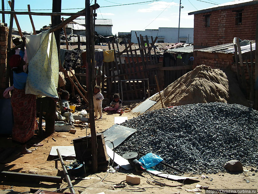 Уголь, песок, глина, дерево .... — главные материалы Мадагаскара. Об этом чуть позже. На этом фото — типичный дворик Антананариву. Тут проходит вся жизнь жителей этого домика столицы страны. Антананариву, Мадагаскар