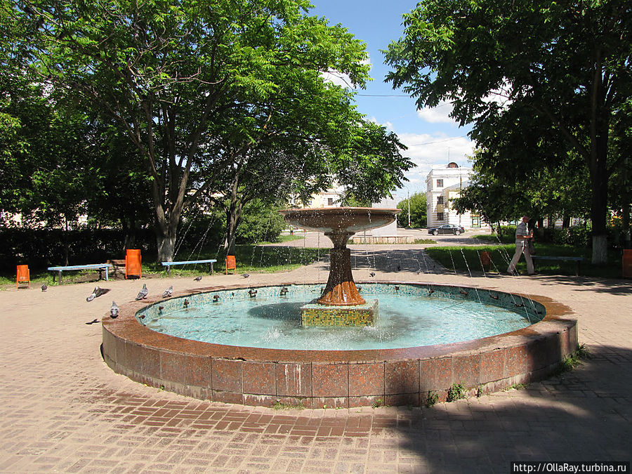 Фонтан в сквере на площади Ленина. Фонтан в сквере на площади Ленина.