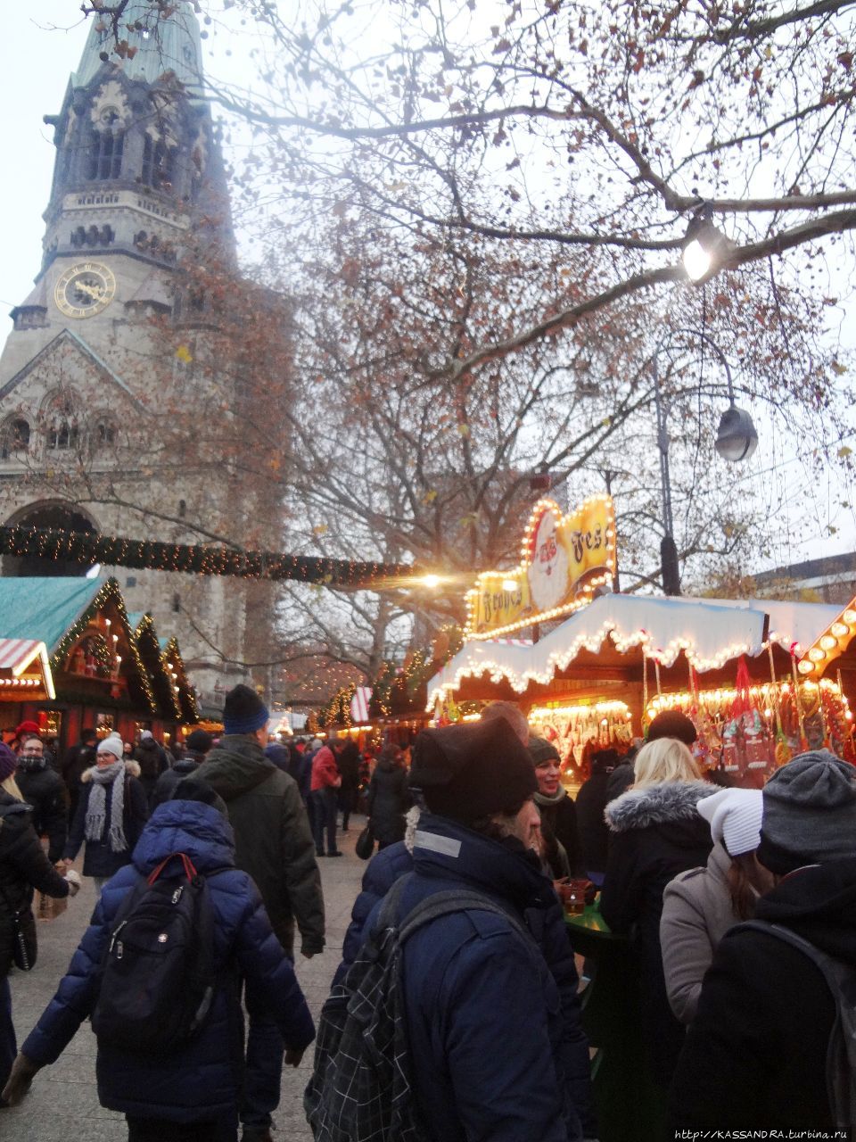 Рождественская ярмарка.  Поминальная свеча в Берлине Берлин, Германия