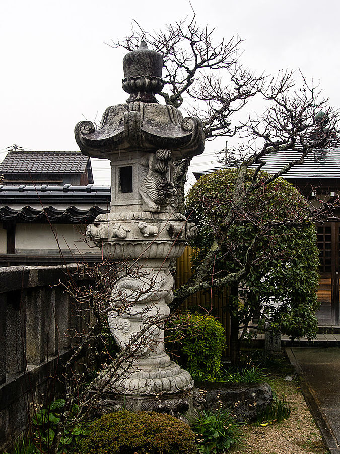 Белые стены и красная черепица Курайоси, Япония