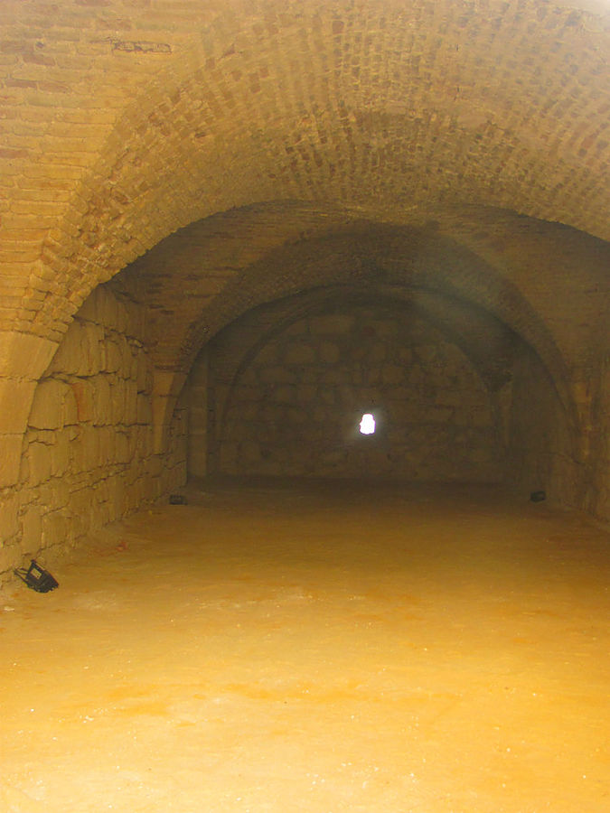 Видимо нашли. Сквозь давно немытые стекла действительно практически на уровне земли с трудом разглядываю какие-то подвалы. Видимо нашли. Сквозь давно немытые стекла действительно практически на уровне земли с трудом разглядываю какие-то подвалы.