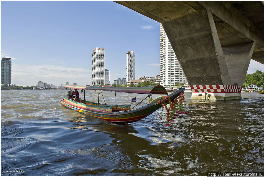 По Чаопрайе курсируют многочисленные речные трамваи — один из важных видов транспорта для мегаполиса, который мучается от пробок. На широкой реке, благо, пробок нет. Мы прокатились на водном трамвае от одной конечной пристани до другой — это ни много ни мало — двадцать две остановки. Но такая прогулка — незабываема. Хотя снимать город с реки не так-то просто...
- Бангкок, Таиланд