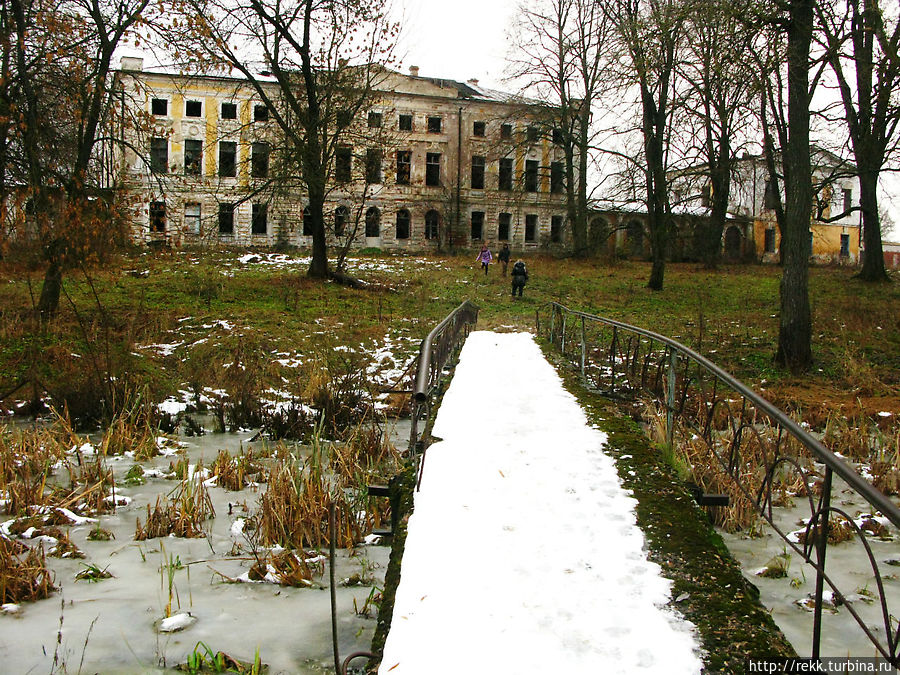 Построенный по проекту Растрелли, он имел 120 комнат. А.П.Керн вспоминала о своей бабушке: Построенный по проекту Растрелли, он имел 120 комнат. А.П.Керн вспоминала о своей бабушке: