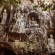 Высеченные из камня многочисленные статуи Будды на пути к Храму Прибежища Души (Линъинь) в городе Ханчжоу.