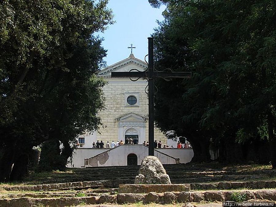 На холме высится капуцинерский монастырь (Convento dei Cappuccini, 1619г.). Альбано-Лациале, Италия