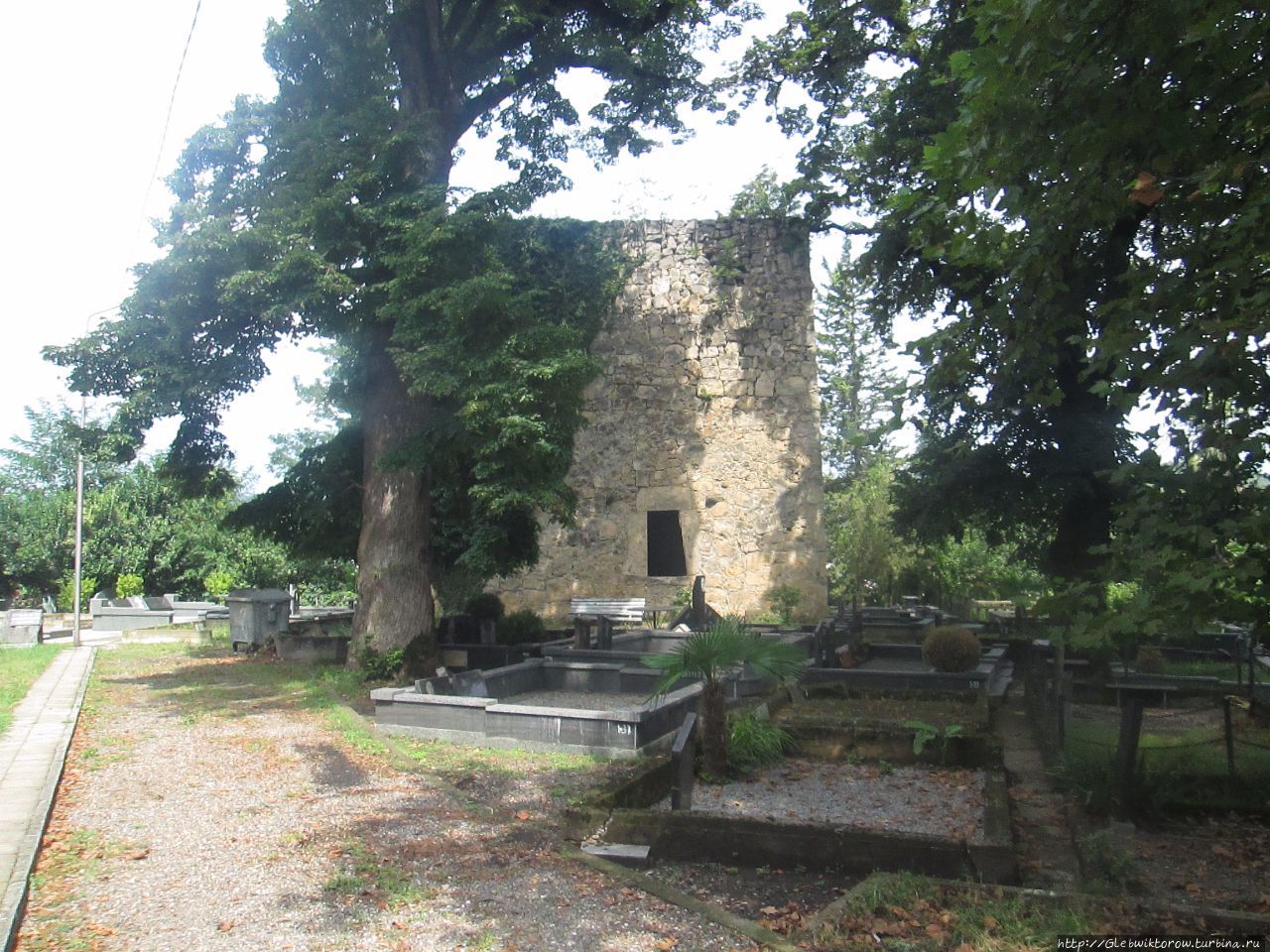 Прогулка к кладбищу около церкви Святого Георгия Кутаиси, Грузия