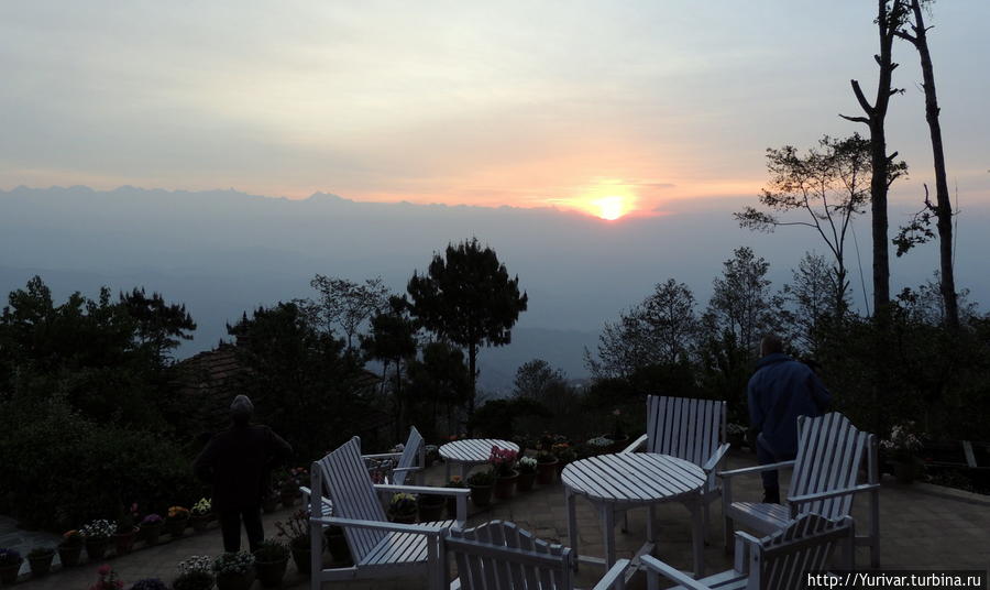 Рассвет в Нагаркоте. Солнце встает из-за Гималаев. Катманду, Непал
