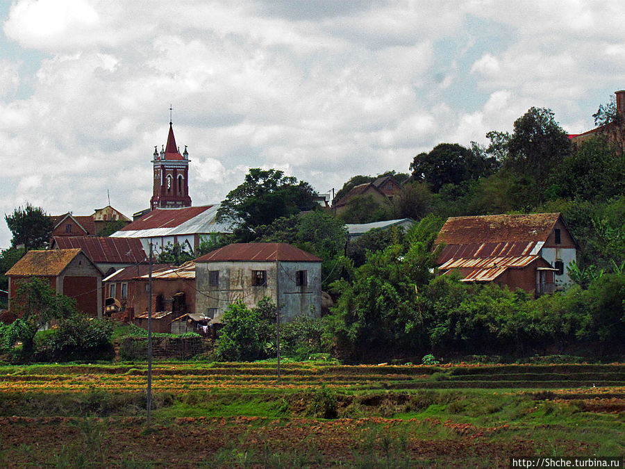 не часто, но попадаются населенные пункты с признаками городского типа Провинция Антананариву, Мадагаскар