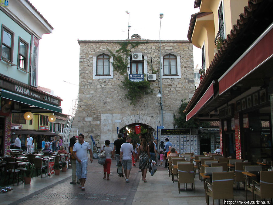 Каменная башня с воротами Каменная башня с воротами