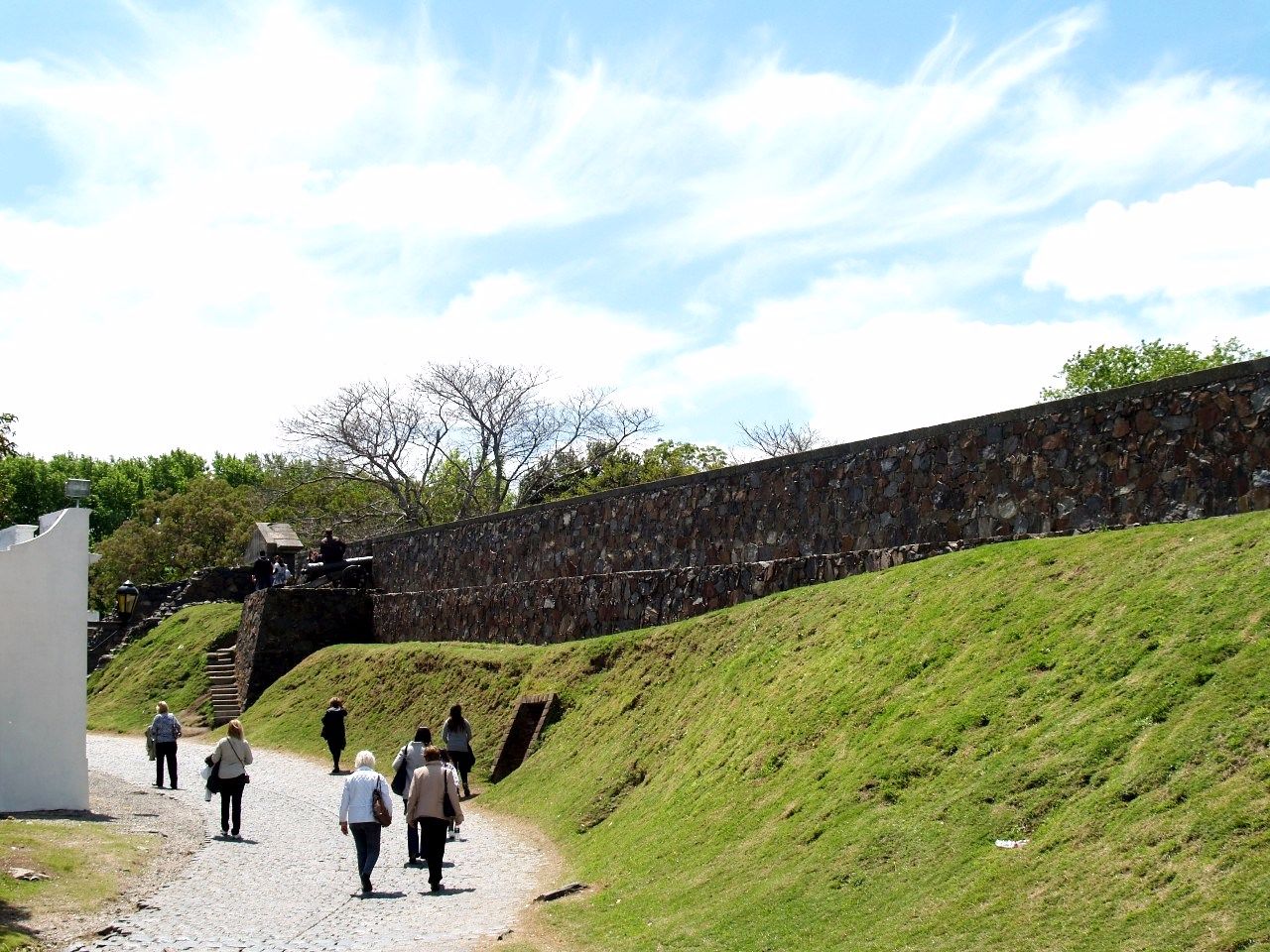 Остатки крепостной стены — Бастион Сан-Мигель Колония-дель-Сакраменто, Уругвай