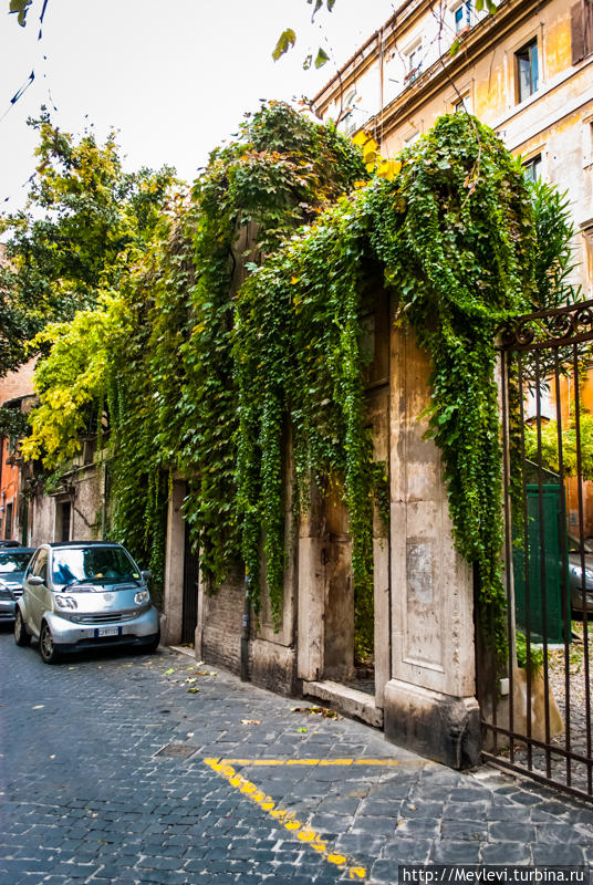 Крошечная тихая улочка Рима Рим, Италия Крошечная тихая улочка Рима Рим, Италия