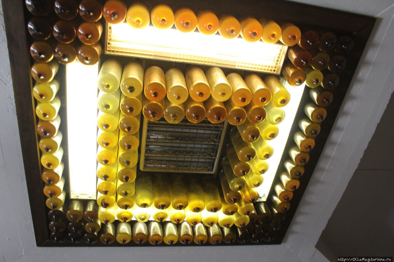 Электрическая люстра в храме. Рига, Латвия