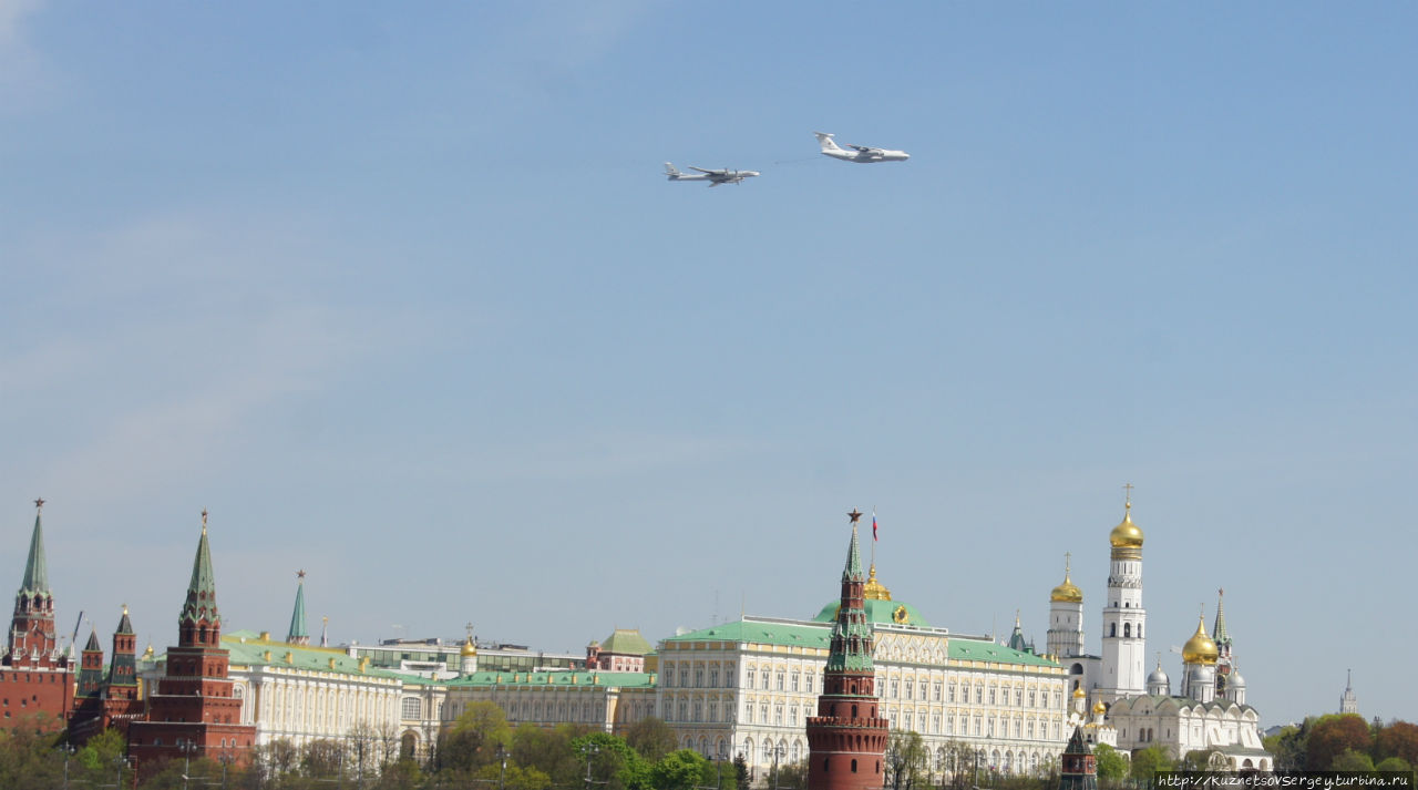 Москва: Военно-воздушный парад над Кремлем в День Победы Москва, Россия
