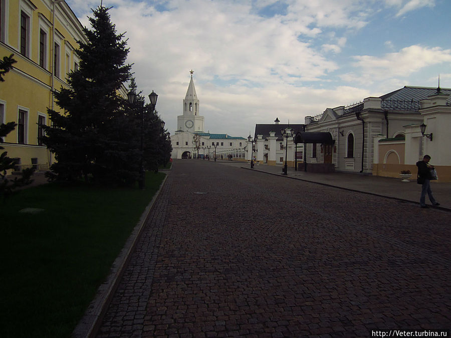 Кремль, одна из центральных аллей. Казань, Россия