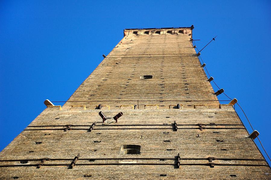 Торре Ассинелли, вид снизу Болонья, Италия