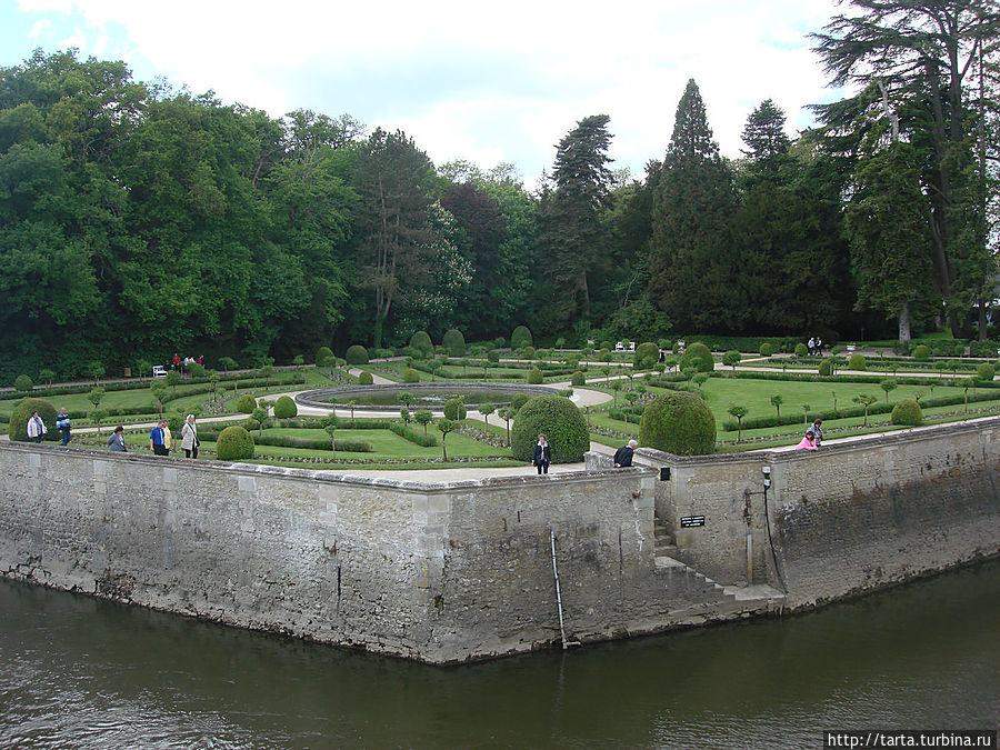 Сад Екатерины Медичи, расположенный слева от переднего двора замка, окруженного рвами с водой. Франция