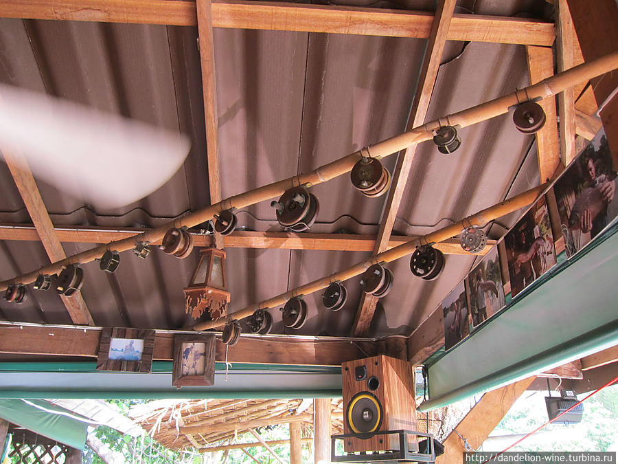 Потолок в ресторанчике украшен рыболовными снастями. Забавно. Пай, Таиланд