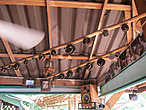Потолок в ресторанчике украшен рыболовными снастями. Забавно.